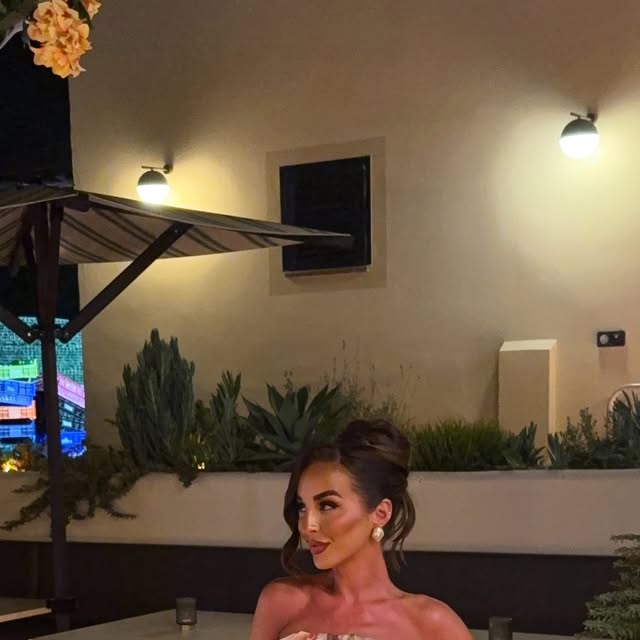 Holly burns — Annabel Mallorca